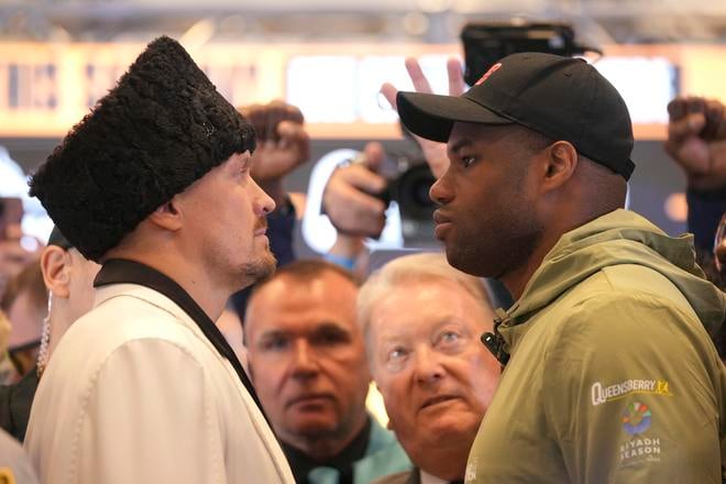 Usyk (vľavo) a Dubois po štvrtkovej tlačovej konferencii v Londýne.