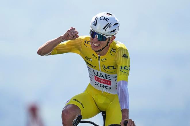 Slovinec Tadej Pogačar z tímu SAE Team Emirates - XRG v žltom drese pre celkového lídra pretekov sa raduje z víťazstva v individuálnej časovke.