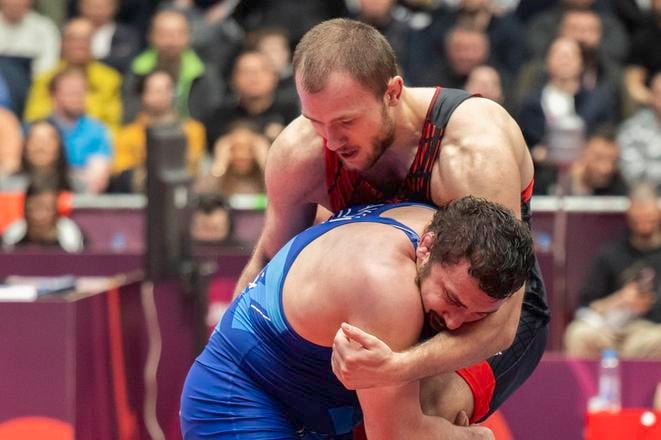 Na snímke v popredí slovenský zápasník Boris Makojev a neutrálny zápasník pod záštitou UWW Jaraslav Jakucky počas osemfinálového kola v zápase do 92 kg vo voľnom štýle na Majstrovstvách Európy v zápasení v Šamoríne 8. apríla 2025.