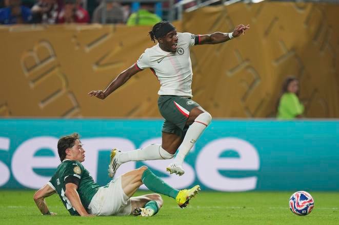 Noni Madueke počas nedávnych MS klubov v drese Chelsea Londýn.