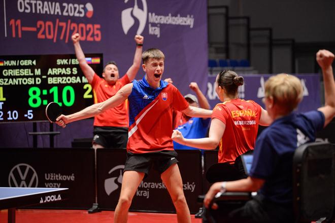 Radosť Slováka Samuela Arpáša a Španielky Maríe Berzosovej po jednom z víťazstiev v miešanej štvorhre v juniorskej kategórii na stolnotenisových ME mládeže v Ostrave.