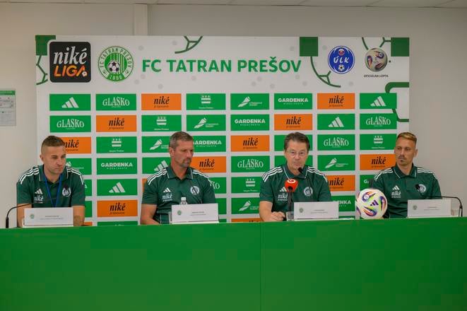 Zľava športový riaditeľ Stanislav Šesták, hlavný tréner Jaroslav Hynek, prezident klubu Ľuboš Micheľ a kapitán družstva Patrik Šimko počas tlačovej konferencie FC Tatrana Prešov pred štartom nového ročníka Niké ligy.