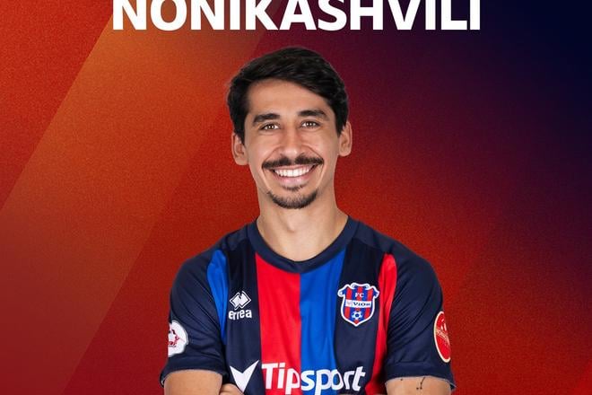 Kreatívny futbalista FC ViOn Zlaté Moravce-Vráble Levan Nonikašvili sa teší z ocenenia Hráč sezóny.