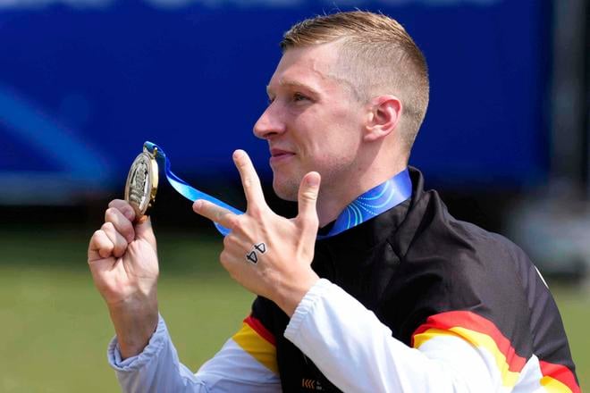 Som trojnásobný majster sveta,  ukazuje nemecký diaľkoplavec Florian Wellbrock.