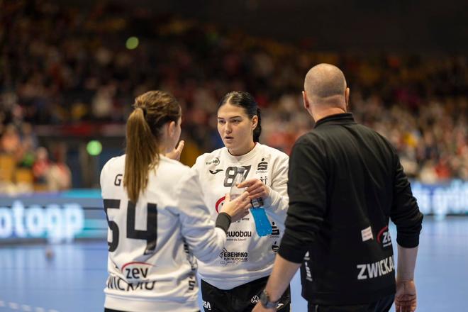 Hádzanárska brankárka Jovana Kadovičová (v strede) vymení najvyššiu nemeckú súťaž za slovensko-českú MOL ligu.