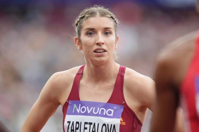 Slovenská bežkyňa Emma Zapletalová reaguje v cieli po behu na 400 m cez prekážky na atletickom mítingu Diamantovej ligy v Londýne.