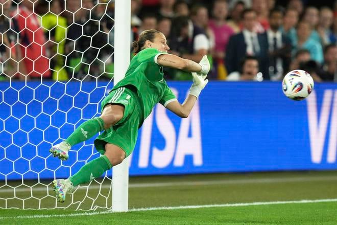 Nemecká brankárka Ann-Katrin Bergerová chytá penaltu Francúzky Amel Majriovej. Zo štvrťfinálového zápasu ME žien v Bazileji Nemecko - Francúzsko.