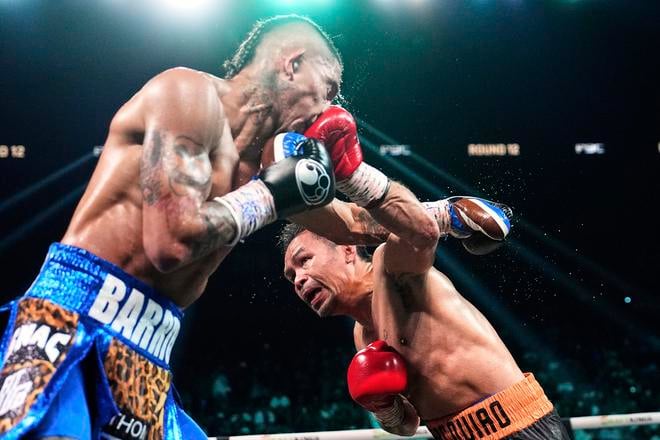 Manny Pacquiao (vpravo) počas súboja s Mariom Barriosom v Las Vegas.