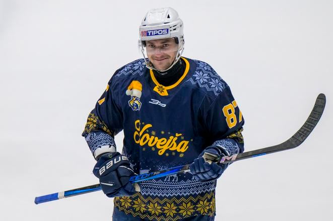 Juraj Majdan s dresom za 400. zápas v extralige pred zápasom Spišská Nová Ves - Vlci Žilina v Spišskej Novej Vsi, 30. decembra 2024.
