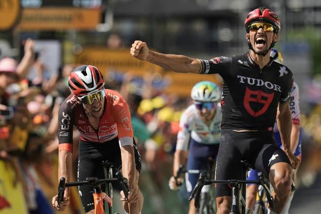 Francúz Julian Alaphilippe oslavuje v cieli 15. etapy.