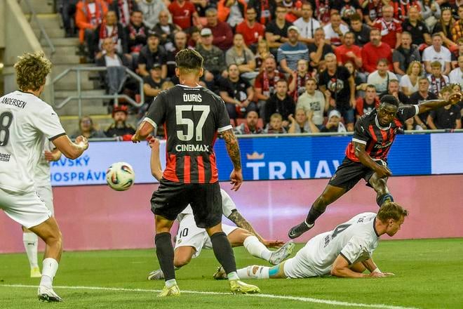 Philip Azango strieľa na bránku BK Häcken. Trnavčania so Švédmi v 1. predkole Európskej ligy vypadli a vedia, že po postupe cez maltského súpera v Konferenčnej lige ich určite čaká súper z Balkánu.