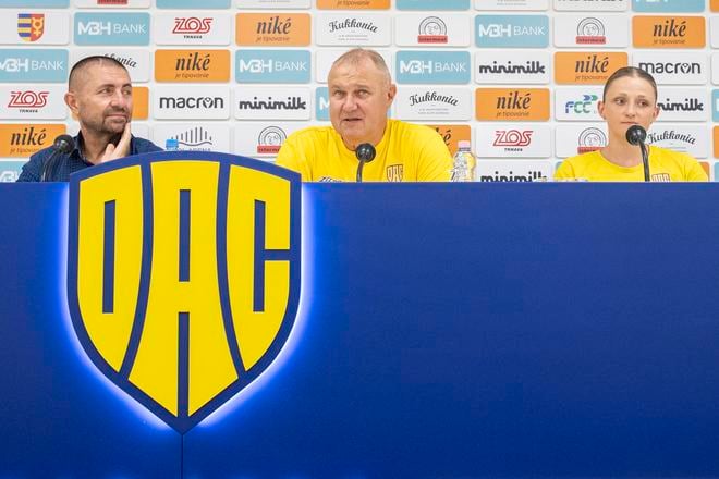 Prezident hádzanárskeho klubu HC DAC Dunajská Streda Zoltán Horváth, tréner Viktor Debre a kapitánka tímu Kristína Pastorková na tlačovej konferencii prezentovali svoje očakávania pred nadchádzajúcou sezónou.