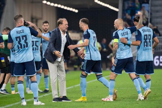 Archívna fotografia - tréner Vladimír Weiss st. a hráči Slovana sa tešia po strelení gólu na 2:0 v odvetnom zápase 2. predkola Ligy majstrov ŠK Slovan Bratislava - HŠK Zrinjski Mostar v Bratislave v utorok 1. augusta 2023.