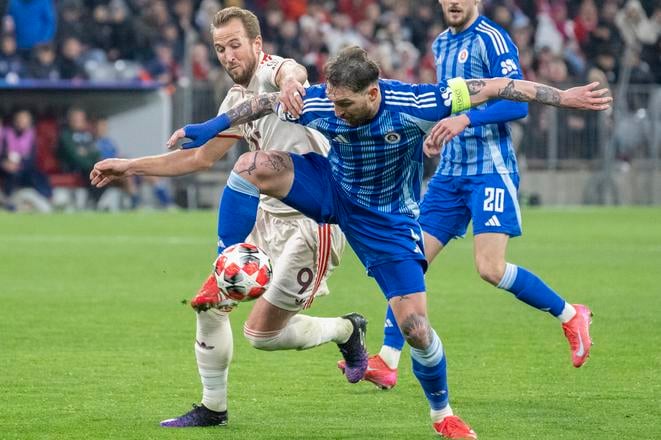 Archívna fotografia - Zľava Harry Kane (Bayern) a kapitán Guram Kašia (Slovan) bojujú o loptu počas zápasu záverečného 8. kola ligovej fázy Ligy majstrov vo futbale Bayern Mníchov - Slovan Bratislava (29. januára 2025).