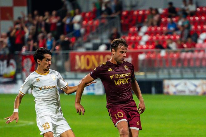 Do boja o postup budú rovnako ako v minulom ročníku zainteresované Zlaté Moravce a Liptovský Mikuláš. Na snímke lídri oboch tímov: kapitán Liptákov Richard Bartoš (pri lopte) a Levan Nonikašvili. 