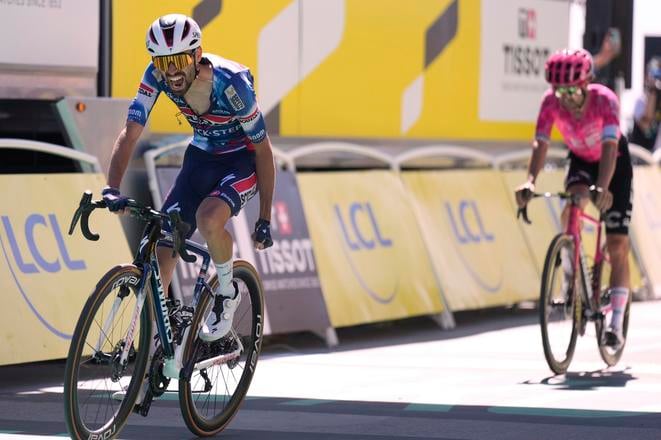 Valentin Paret-Peintre (vľavo) zo stajne Soudal Quick-Step prichádza do cieľa 16. etapy cTour de France Montpellier - Mont Ventoux.