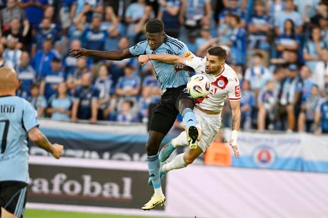 Rahim Ibrahim (Slovan) a vpravo Mateo Sušič (Mostar) v stretnutí 2. predkola LM ŠK Slovan Bratislava - HŠK Zrinjski Mostar.