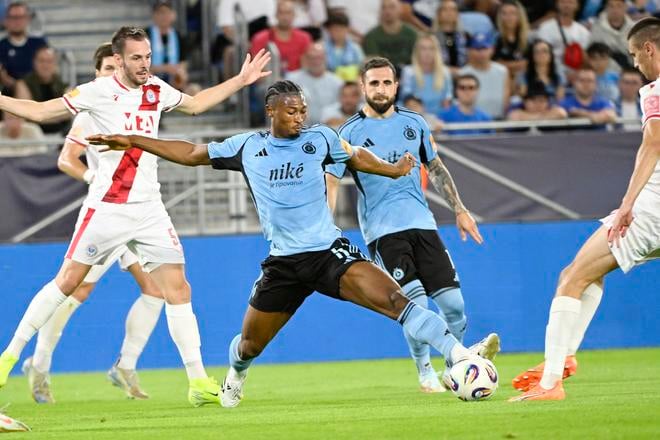 Na snímke uprostred Rahim Ibrahim (Slovan) a vľavo Ilija Mašič (Mosar) v stretnutí 2. predkola LM ŠK Slovan Bratislava - HŠK Zrinjski Mostar.