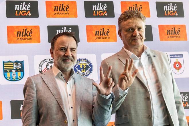 Niké liga tu bude s nami minimálne ďalšie tri roky, ako v stredu oznámili generálny riaditeľ Niké Roman Berger (vľavo) a prezident ÚLK Ivan Kozák.