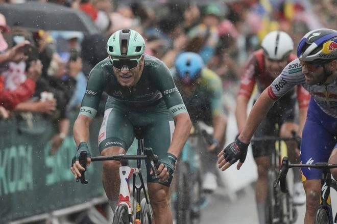 Taliansky cyklista Jonathan Milan (vľavo) predbieha Belgičana Jordiho Meeusa a vyhráva sedemnástu etapu cyklistických pretekov Tour de France.