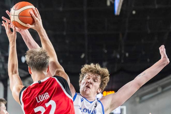 Na snímke Tomáš Pavelka (Slovensko) a Jakob Löhr (Rakúsko) počas prípravného zápasu v basketbale mužov Slovensko - Rakúsko 23. júla 2025 v Bratislave.