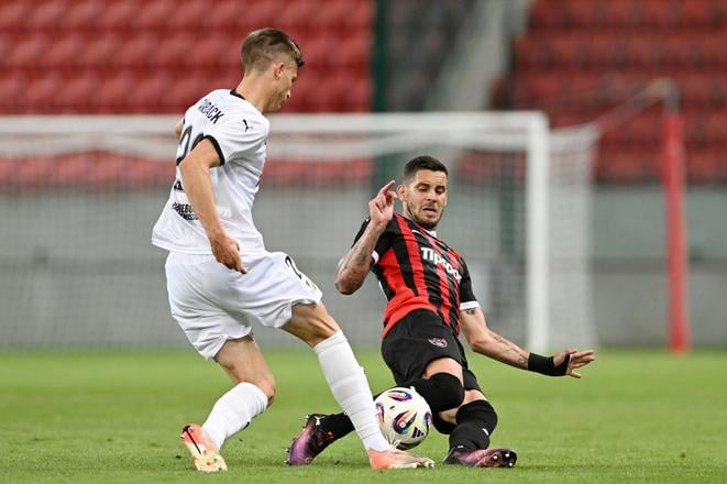 Kristián Koštrna a hráč Häckenu Adrian Svanbäck počas zápasu 1. predkola Európskej ligy medzi FC Spartak Trnava a BK Häcken v Trnave vo štvrtok 10. júla 2025.
