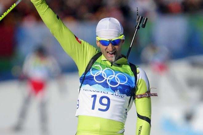 Na snímke slovenský biatlonista Pavol Hurajt sa teší zo zisku bronzovej medaily po pretekoch hromadného štartu mužov na 15 km na ZOH10 21. februára 2010 v kanadskom Whistleri. FOTO TASR - Martin Baumann