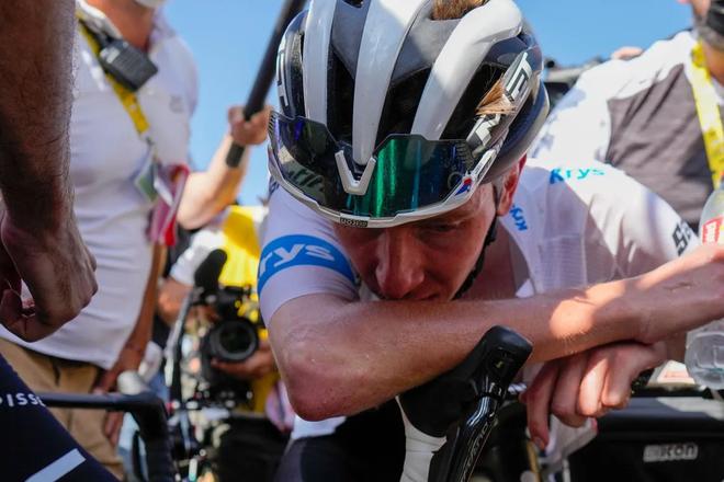 Zničený Tadej Pogačar v cieli 17. etapy na Col de la Loze v roku 2023.