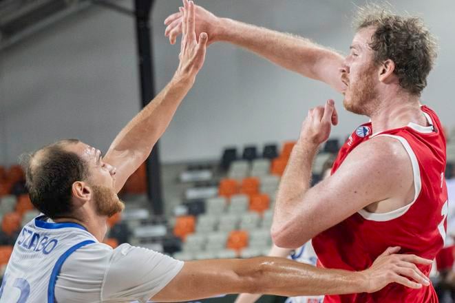 Milan Szabó (Slovensko) a Jakob Pöltl (Rakúsko) počas prípravného zápasu Slovensko - Rakúsko v Bratislave.