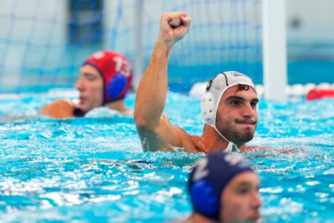 Grék Ioannis Alafragkis sa teší z gólu v srbskej bránke.