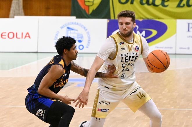 Jalen Ishua Benjamin (Svit) a David Abrhám (Levice, vpravo) v zápase 36. ligového kola Patrioti Levice - Iskra Svit,