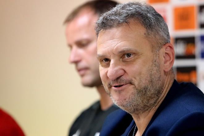 Na snímke zľava hlavný tréner Ondřej Smetana a športový riaditeľ Viktor Blažek počas tlačovej konferencie futbalového klubu MFK Ružomberok pred štartom novej sezóny futbalovej Niké ligy 2025-2026 v Ružomberku 24. júla 2025.