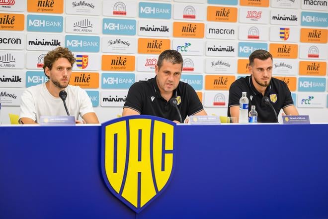 Na snímke zľava športový riaditeľ DAC-u Jan Van Daele, hlavný tréner klubu Branislav Fodrek a zástupca kapitána Taras Kačaraba počas tlačovej konferencie pred štartom novej sezóny Niké ligy.