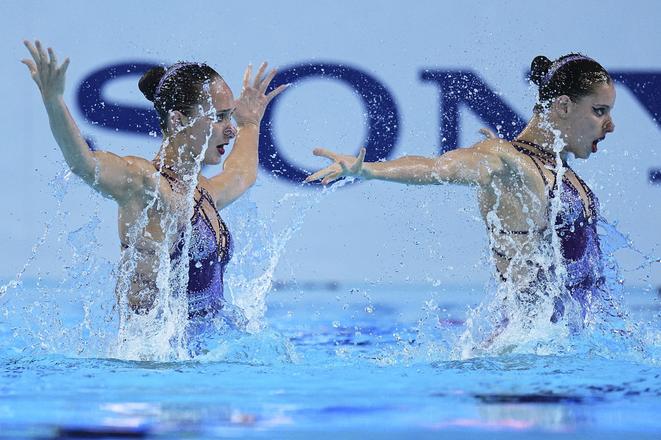 Španielske akvabely Lilou Lluisová Valettová a Iris Tiová Casasová počas vystúpenia vo voľných zostavách dvojíc vo finále v synchronizovanom plávaní na MS v plaveckých športoch v Singapure.