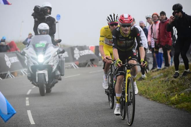 Jonas Vingegaard (vpredu) a Tadej Pogačar v žltom drese celkového lídra stúpajú počas 18. etapy tour de France. 