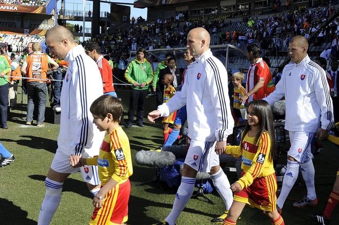 Slovenskí reprezentanti nastupujúci na zápas MS 2010 v JAR. Zo všetkých troch (zľava Stanislav Šesták, Róbert Vittek, Martin Škrtel) sú športoví riaditelia klubov Niké ligy. A to ešte chýba na snímke Marek Sapara, ktorý bol tiež súčasť kádra SR v Juhoafrickej republike.