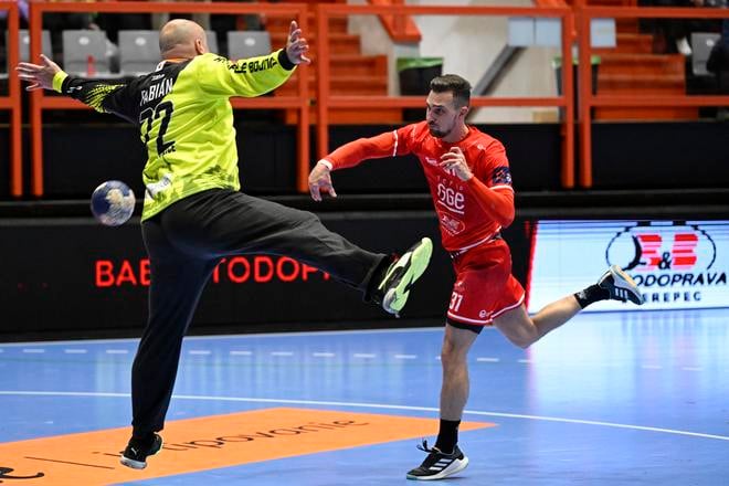 Zľava brankár Luděk Fabián (HK Kúpele Bojnice) a Martin Briatka (MŠK Považská Bystrica).