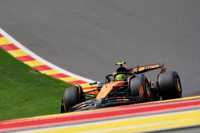 Lando Norris z tímu  McLaren počas kvalifikácie na Veľkú cenu Belgicka, trinásteho podujatia prebiehajúcej sezóny seriálu F1 na okruhu Spa-Francorchamps.