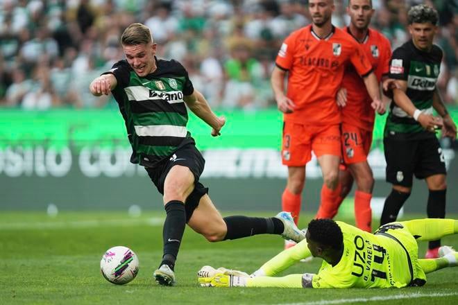 Viktor Gyokeres (vľavo) obchádza brankára Vitorie Guimaraes Bruna Varelu a strieľa druhý gól Sportingu Lisabon v zápase portugalskej ligy.