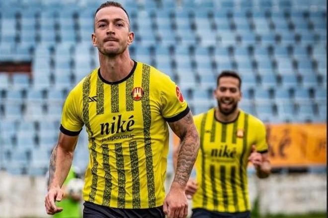 Autor gólu Interu Pavol Bellás (v popredí).