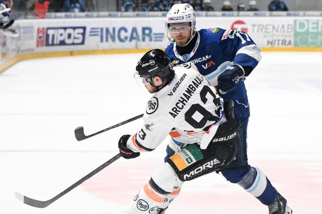 Martin Vitaloš (vpravo) sa chystá zasiahnuť košického útočníka Oliviera Archambaulta.