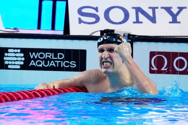 Nemecký plavec Lukas Märtens sa teší z triumfu po finále pretekov na 400 m voľným spôsobom na MS v plaveckých športoch v Singapure.