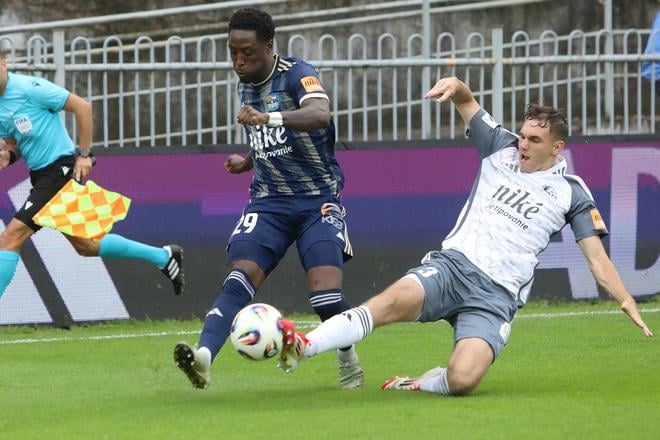 Zľava Osman Jovan Kakay (Košice) a Filip Mielke (Podbrezová) bojujú o loptu počas zápasu 1. kola Niké ligy FK Železiarne Podbrezová - FC Košice v Podbrezovej 27. júla 2025.