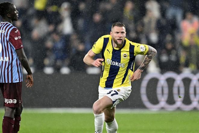 Milan Škriniar playing for Fenerbahçe.