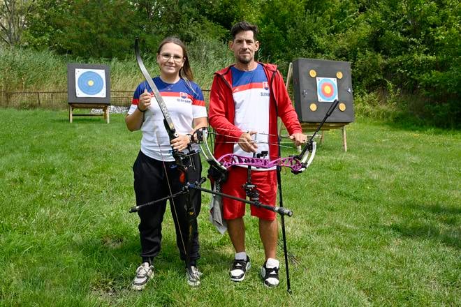 Na snímke slovenskí lukostrelci Jozef Bošanský (vpravo) a Denisa Baránková (vľavo).