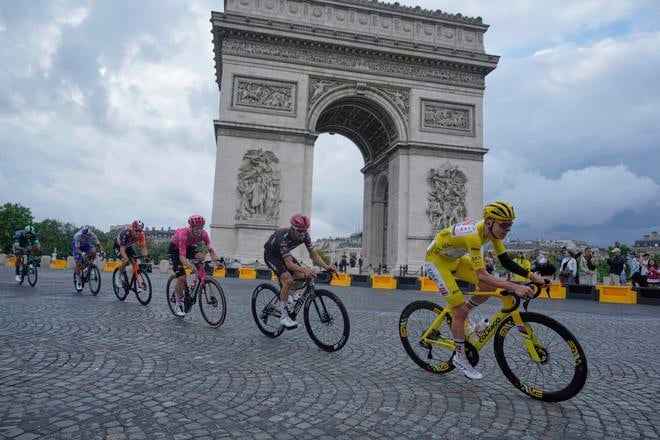 Žltý muž Tadej Pogačar hýril aktivitou aj počas poslednej 21. etapy Tour de France v Paríži. Nakoniec skončil štvrtý a na prestížne víťazstvo tesne nesiahol.