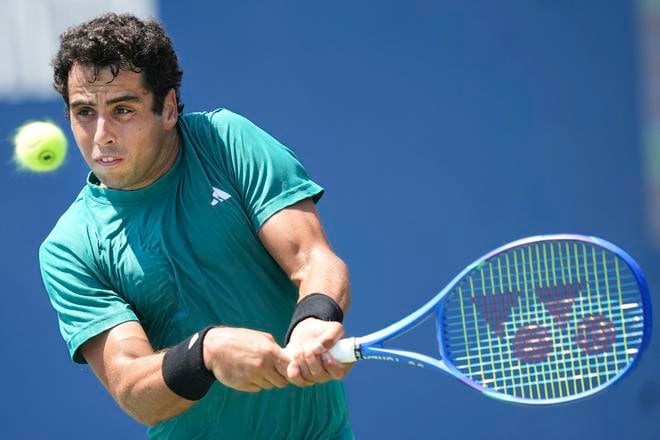 Španielsky tenista Jaume Munar odvracia loptičku Kanaďanovi Danovi Martinovi počas zápasu 1. kola tenisového turnaja ATP Masters 1000 v Toronte.
