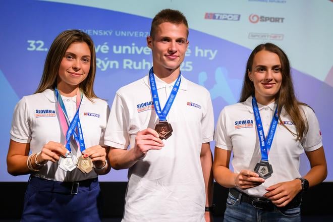 Zľava tenistka Eszter Mériová, atlét Patrik Dömötör a tenistka Martina Marušinová pózujú s medailami počas tlačovej konferencie po návrate výpravy z 32. Svetových univerzitných hier v Bratislave v utorok 29. júla 2025.