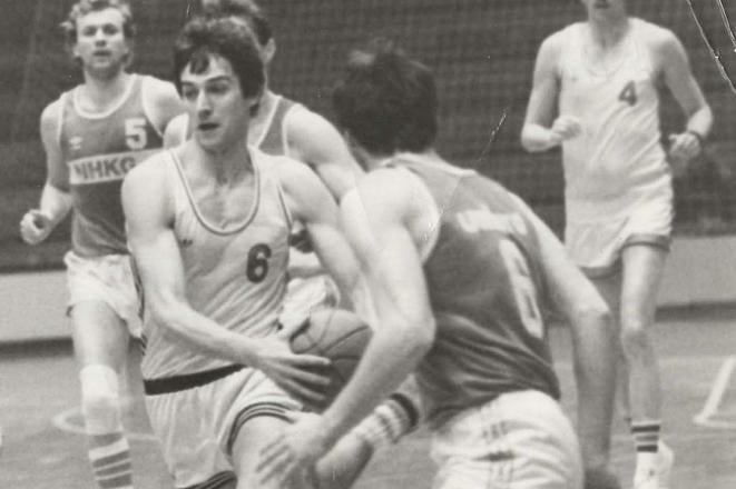 Takto hral Igor Vraniak (s loptou) basketbal za Svit v najvyššej čs. súťaži, tu je v zápase proti NHKG Ostrava.
