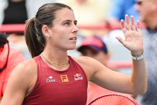 Na snímke americká tenistka Emma Navarrová máva po víťazstve nad Kanaďankou Rebeccou Marinovou v 2. kole ženskej dvojhry na turnaji WTA v Montreale.